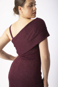 extravagantes Abendkleid CHIARA in Farbe Rubin, Rückendetail