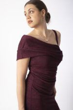 asymmetrisches Abendkleid CHIARA in Farbe Rubin, Detailansicht seitlich