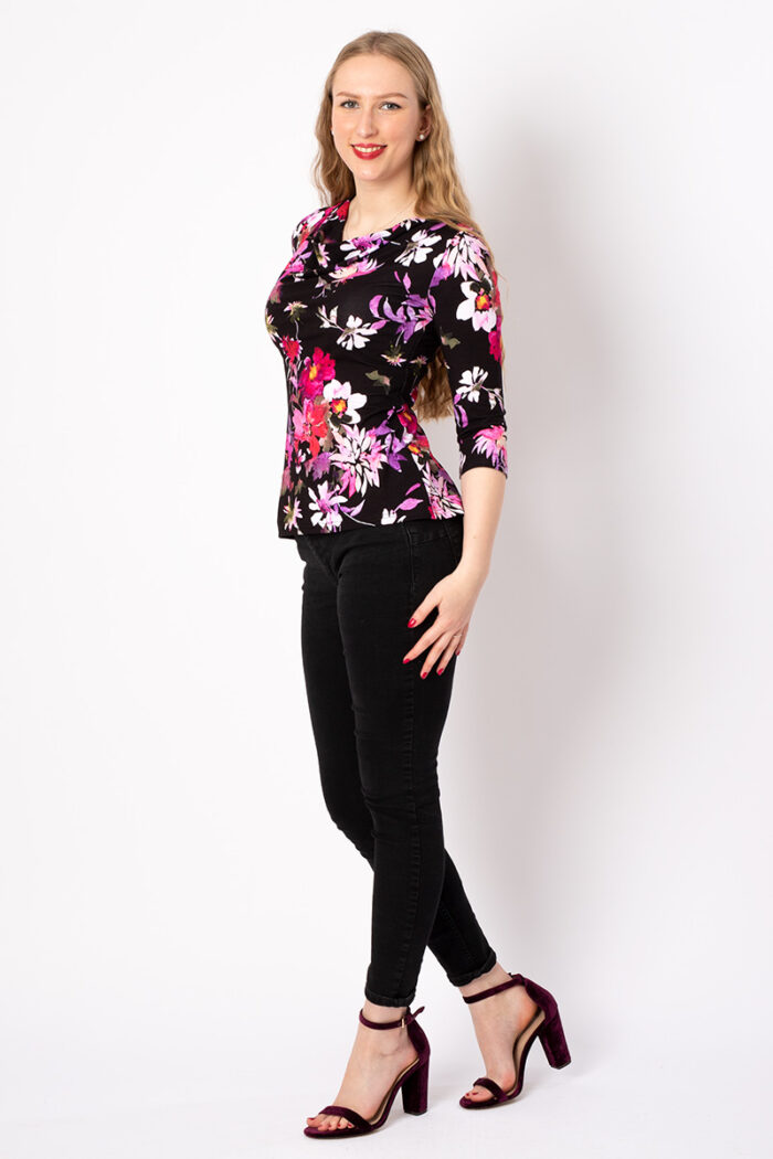 Shirt Liz mit weichem Wasserfallausschnitt in exklusivem Print SpringFlowerBlack